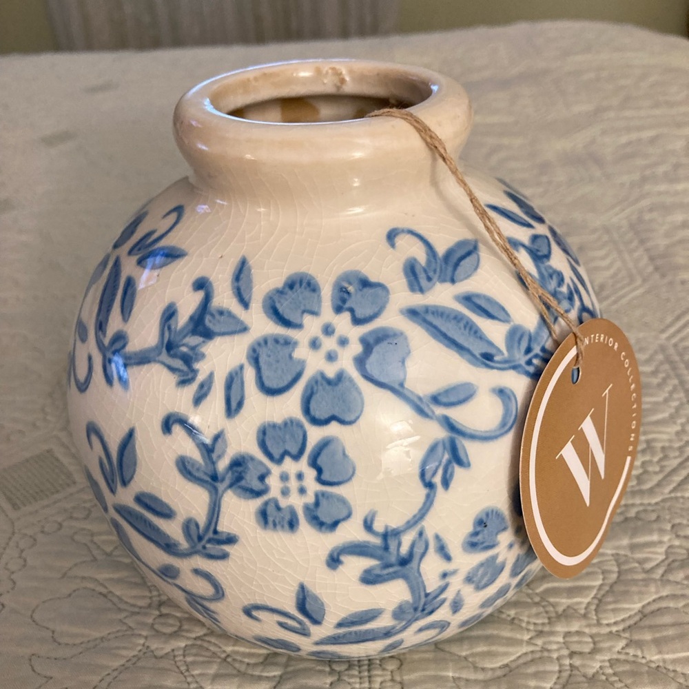 Beautiful Porcelain Blue/White Vase Floral Pattern JT Rose